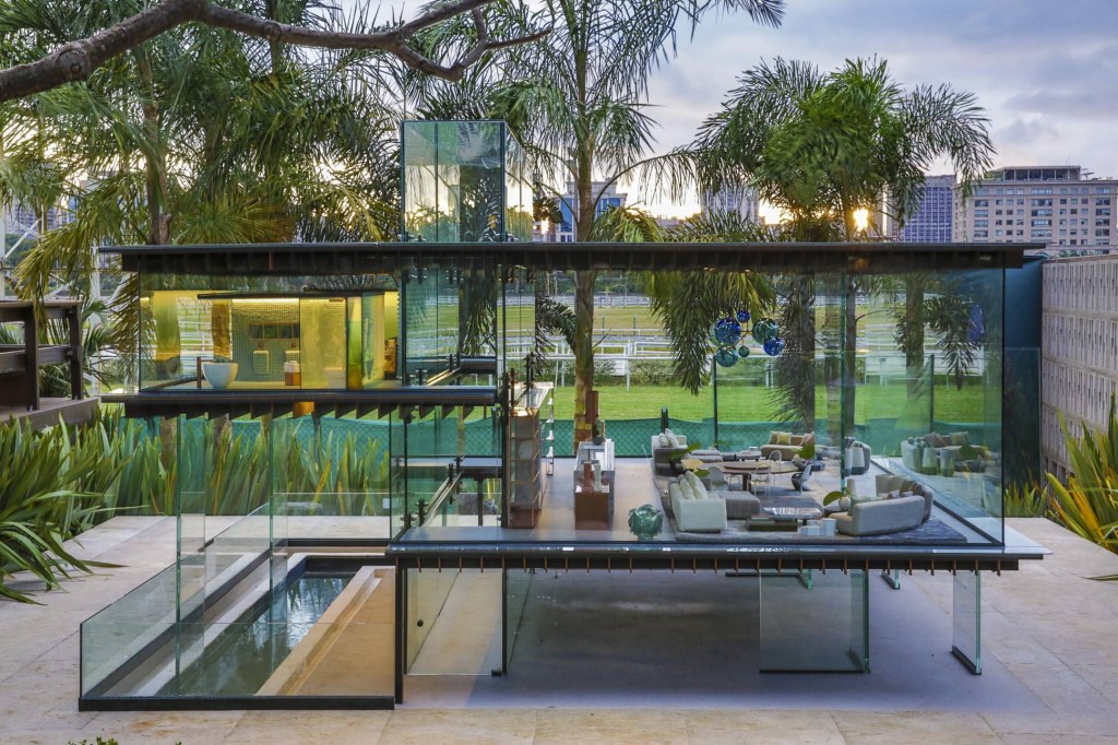 casacor-sp-2016-casa-da-sissi-brunete Casa da Sissi - Brunete Fraccaroli. A cachorrinha que foi companheira da arquiteta durante 16 anos é a homenageada do espaço que integra living, espaço gourmet, suíte master e closet. Tudo sob uma estrutura em vidro, metal e madeira, com 13m2. Detalhe: os móveis foram reduzidos à escala do animal, e as peças foram produzidas com impressão 3D.