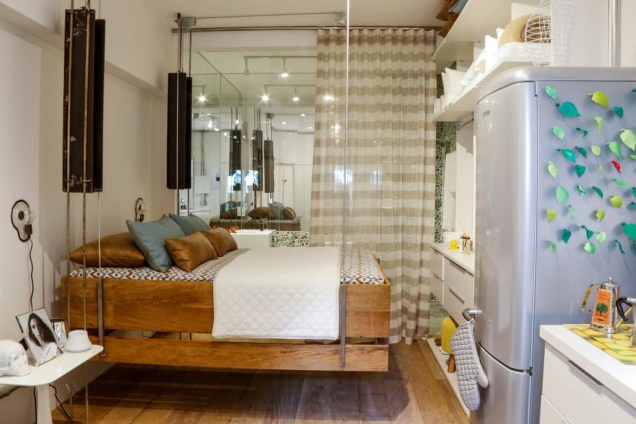CASACOR São Paulo 2015. Caroline Elkis, Mini Studio. Fazer espaços pequenos renderem é o maior desafio da vida moderna nas grandes cidades e Caroline Elkis sabe disso. O ambiente possui living, jantar, quarto e banheiro em apenas 21 m2. A cama, por exemplo, pode ser levantada ou abaixada. A inspiração veio dos apartamentos pequenos dos EUA e da Europa nas décadas 50 e 60. CASACOR São Paulo 2015. Caroline Elkis, Mini Studio. Fazer espaços pequenos renderem é o maior desafio da vida moderna nas grandes cidades e Caroline Elkis sabe disso. O ambiente possui living, jantar, quarto e banheiro em apenas 21 m2. A cama, por exemplo, pode ser levantada ou abaixada. A inspiração veio dos apartamentos pequenos dos EUA e da Europa nas décadas 50 e 60.