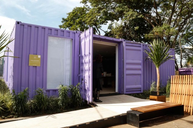 CASACOR Sâo Paulo 2015. Daniel Kalil e Karinna Buchalla, Casa Container. A partir de quatro contêineres do tipo HC-40 de 12 metros e um com apenas 6 metros, a dupla construiu uma casa com área total de 170 m2. A montagem do projeto durou 15 dias. Os profissionais distribuíram os ambientes pelos contêineres grandes, no menor, fica o mini spa, deck e piscina. O forro de gesso tem um revestimento térmico e acústico, feito de lã de garrafas PET. A iluminação é toda de LED da Brilia. CASACOR Sâo Paulo 2015. Daniel Kalil e Karinna Buchalla, Casa Container. A partir de quatro contêineres do tipo HC-40 de 12 metros e um com apenas 6 metros, a dupla construiu uma casa com área total de 170 m2. A montagem do projeto durou 15 dias. Os profissionais distribuíram os ambientes pelos contêineres grandes, no menor, fica o mini spa, deck e piscina. O forro de gesso tem um revestimento térmico e acústico, feito de lã de garrafas PET. A iluminação é toda de LED da Brilia.