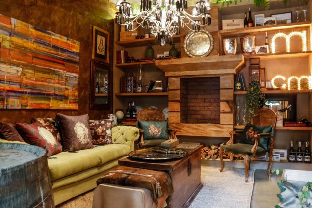 CASACOR São Paulo 2015. Maria Cláudia Mastrangello, Taberna de vinhos. Tudo gira em torno da bebida no ambiente projetado pela designer de interiores Maria Cláudia Mastrangello para a mostra. No espaço de 30 m², a profissional quis trazer o conceito de “hippie-chique”. Para isso, escolherou um sofá que exibe tecido desgastado nos cantos e optou por elementos que trarão aconchego ao espaço, como a iluminação intimista e a lareira de biofluido com aparência rústica. Um bar composto de cristaleiras de diversas profundidades também fará parte do ambiente. “Queremos levar degustação de vinhos para o espaço”, explica a designer. CASACOR São Paulo 2015. Maria Cláudia Mastrangello, Taberna de vinhos. Tudo gira em torno da bebida no ambiente projetado pela designer de interiores Maria Cláudia Mastrangello para a mostra. No espaço de 30 m², a profissional quis trazer o conceito de “hippie-chique”. Para isso, escolherou um sofá que exibe tecido desgastado nos cantos e optou por elementos que trarão aconchego ao espaço, como a iluminação intimista e a lareira de biofluido com aparência rústica. Um bar composto de cristaleiras de diversas profundidades também fará parte do ambiente. “Queremos levar degustação de vinhos para o espaço”, explica a designer.