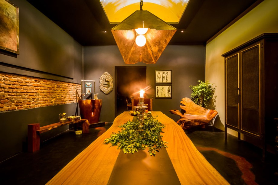 Casa Cor Bolívia 2015: Sala de jantar assinada por Marcelo Valenzuela, Claudia Hinojosa e Eduardo López - A sala de jantar possui móveis e objetos projetados pelo grupo Inverssa. O espaço, inspirado nas obras do escultor brasileiro Hugo França e do holandês León Saavedra, inclui móveis de madeira reutilizada, o que torna o ambiente bonito e funcional.