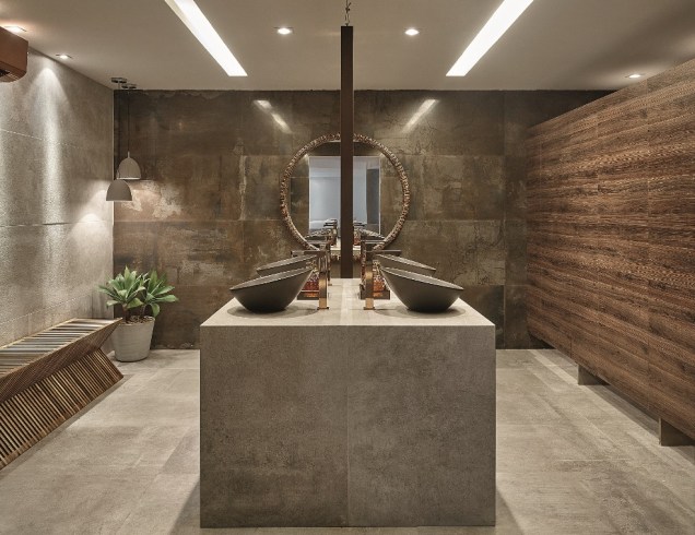 CASACOR Brasília 2015. Lavabo Público - Gabriela de Rossi. Os 21 m² foram setorizados em espaço social e cabines. A grande bancada com espelho flutuante abriga as cubas Deca e reserva abaixo um jardim, do paisagista Mendo Barreto. O domínio do cinza só é interrompido pela madeira, utilizada nas cabines e no banco assinado pelo designer Porfírio Valadares. CASACOR Brasília 2015. Lavabo Público - Gabriela de Rossi. Os 21 m² foram setorizados em espaço social e cabines. A grande bancada com espelho flutuante abriga as cubas Deca e reserva abaixo um jardim, do paisagista Mendo Barreto. O domínio do cinza só é interrompido pela madeira, utilizada nas cabines e no banco assinado pelo designer Porfírio Valadares.