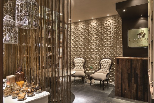 CASACOR Brasília 2015. Loja dos Aromas - Fernando Rodrigues. As grandes perfumarias internacionais e o elemento terra podem parecer opostos, mas encontram um ponto comum neste espaço de 16 m². A cartela de cores, que inclui marrom, azul, dourado e fendi, permite harmonizar a variedade de texturas, curvas e materiais utilizados, como madeiras e pedras tipicamente brasileiros. CASACOR Brasília 2015. Loja dos Aromas - Fernando Rodrigues. As grandes perfumarias internacionais e o elemento terra podem parecer opostos, mas encontram um ponto comum neste espaço de 16 m². A cartela de cores, que inclui marrom, azul, dourado e fendi, permite harmonizar a variedade de texturas, curvas e materiais utilizados, como madeiras e pedras tipicamente brasileiros.