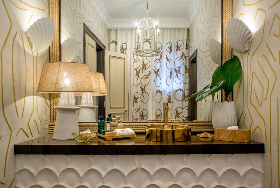 <span>Lavabo da praia - Jean de Just. O arquiteto francês Jean de Just já restaurou marcos históricos parisienses, como o Grand Palais, o Palais Royal e a Ópera Garnier. Em 2014, abriu seu escritório no país, e agora mostra sua ideia de praia, sol e natureza, combinada ao charme da casa antiga. Sanca, móvel de bancada e pendente foram desenvolvidos por ele com artesãos amigos, enquanto o ateliê Adriana e Carlota criou o desenho das paredes.</span>