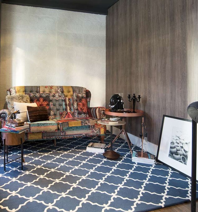 CASACOR Ceará 2015. Hall do sertão - Josafá Neto, Eduardo Rommel e Thaise Julião. Os arquitetos captaram peças, saberes e influências de artesãos, lojas e artistas regionais para compor o ambiente, definido como um verdadeiro patchwork. A brasilidade - e especialmente o sertão - conduzem o uso de materiais naturais e da cartela de cores que passeia entre tons quentes, sem deixar de lembrar do profundo azul do céu. CASACOR Ceará 2015. Hall do sertão - Josafá Neto, Eduardo Rommel e Thaise Julião. Os arquitetos captaram peças, saberes e influências de artesãos, lojas e artistas regionais para compor o ambiente, definido como um verdadeiro patchwork. A brasilidade - e especialmente o sertão - conduzem o uso de materiais naturais e da cartela de cores que passeia entre tons quentes, sem deixar de lembrar do profundo azul do céu.