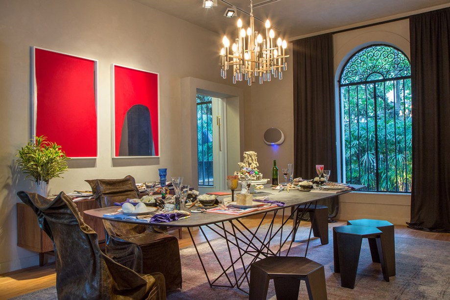 <span>Sala de Jantar - Gisele Taranto. Além de sala de jantar, a arquiteta pensou em um espaço com outros usos, como trabalhos e encontros. Por isso, apostou na mesa Steel, de Fabrício Roncca, e no clima despojado criado pelas banquetas-mesas Araripe, de Flávio Borsato e Maurício Lamosa. O buffet Nova, de Bruno Faucz, também é multifuncional. Os móveis são todos da Ovoo.</span>