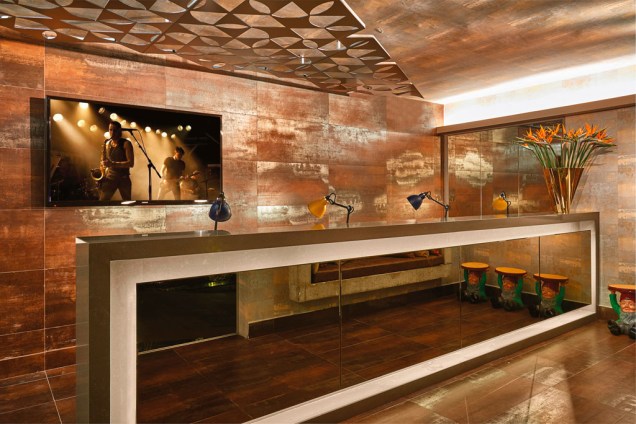 CASACOR Goiás 2015. Bilheteria - Aleteia Tolentino e Stella Maris Xavier - Materiais que imitam aço e concreto, com aparência intencionalmente desgastada, revestem o ambiente de 25m² e conferem um contraste de texturas. O elemento marcante é a estrutura geométrica cortada a laser desenhada pela dupla, compondo um cenário impactante em conjunto com o projeto luminotécnico, que privilegia efeitos indiretos. CASACOR Goiás 2015. Bilheteria - Aleteia Tolentino e Stella Maris Xavier - Materiais que imitam aço e concreto, com aparência intencionalmente desgastada, revestem o ambiente de 25m² e conferem um contraste de texturas. O elemento marcante é a estrutura geométrica cortada a laser desenhada pela dupla, compondo um cenário impactante em conjunto com o projeto luminotécnico, que privilegia efeitos indiretos.