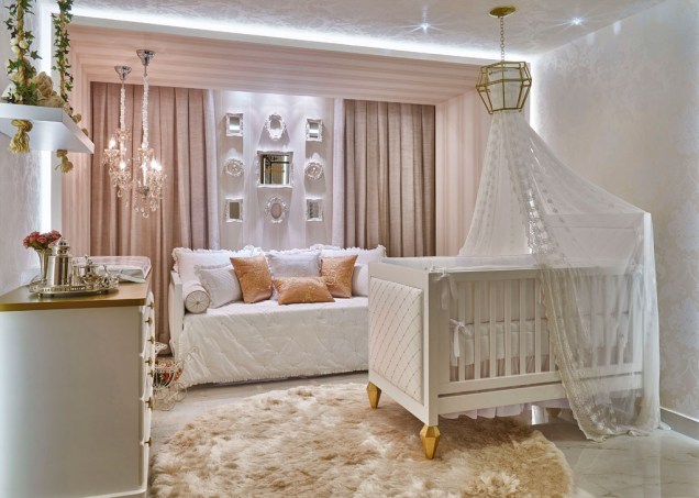 CASACOR Goiás 2015. Quarto do Bebê - Sâmella Cardoso e Gustavo Freitas - O ambiente de 15 m² traz várias inspirações no tema pedras preciosas. Repare, por exemplo, nos pés lapidados do berço. A dupla também reinventou a prateleira acima da cômoda, que lembra um balanço e é suspensa com cordas. O papel utilizado como revestimento nas paredes lembra tecido, deixando o ambiente ainda mais acolhedor. O trabalho em gesso nas sancas, que segue das paredes ao teto, possibilita uma luz difusa e suave. CASACOR Goiás 2015. Quarto do Bebê - Sâmella Cardoso e Gustavo Freitas - O ambiente de 15 m² traz várias inspirações no tema pedras preciosas. Repare, por exemplo, nos pés lapidados do berço. A dupla também reinventou a prateleira acima da cômoda, que lembra um balanço e é suspensa com cordas. O papel utilizado como revestimento nas paredes lembra tecido, deixando o ambiente ainda mais acolhedor. O trabalho em gesso nas sancas, que segue das paredes ao teto, possibilita uma luz difusa e suave.