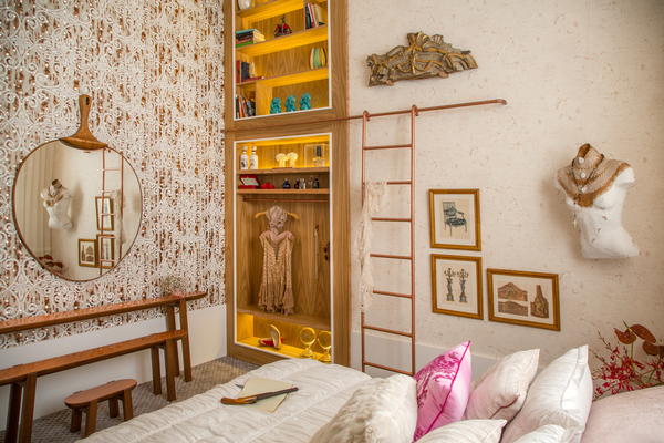 CASACOR Rio de Janeiro 2015. Quarto da Amante - Adriana Ferraz e Cristiana Galvão. O papel de parede lembra uma renda sobreposta a um espelho. A linha de aparadores Cavalinho é outro destaque e cria um espaço para ler e escrever cartas de amor. A iluminação em LED valoriza as linhas da estante em madeira. CASACOR Rio de Janeiro 2015. Quarto da Amante - Adriana Ferraz e Cristiana Galvão. O papel de parede lembra uma renda sobreposta a um espelho. A linha de aparadores Cavalinho é outro destaque e cria um espaço para ler e escrever cartas de amor. A iluminação em LED valoriza as linhas da estante em madeira.
