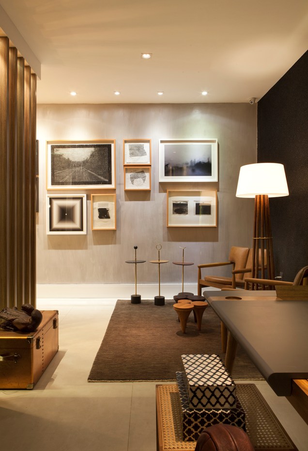 CASACOR Espírito Santo 2015. Home Office do Jovem Casal - Aparecida Lamari e Daniela Andrade. Os 18 m² foram convertidos em um espaço aconchegante que ganha recursos de automação. Uma das paredes foi preenchida por obras de arte, enquanto outra ganha uma textura sustentável desenvolvida a partir de sobras de extração de turmalina negra. Nos móveis, prevalecem as peças de autoria de Zanini e Jader Almeida. CASACOR Espírito Santo 2015. Home Office do Jovem Casal - Aparecida Lamari e Daniela Andrade. Os 18 m² foram convertidos em um espaço aconchegante que ganha recursos de automação. Uma das paredes foi preenchida por obras de arte, enquanto outra ganha uma textura sustentável desenvolvida a partir de sobras de extração de turmalina negra. Nos móveis, prevalecem as peças de autoria de Zanini e Jader Almeida.