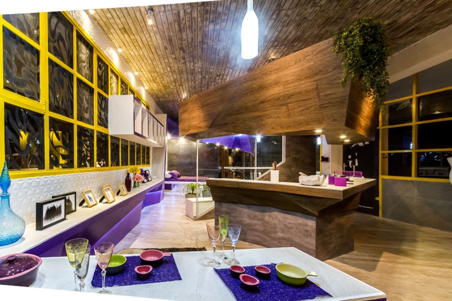 Casa Cor Bolívia 2015: Loft da Mulher Solteira por Marcelo Parejas e Carlos Alberto Parejas - No loft, o closet dá lugar a uma sala de pintura. Os diferentes tipos de revestimentos do espaço foram fornecidos pela Tumpa