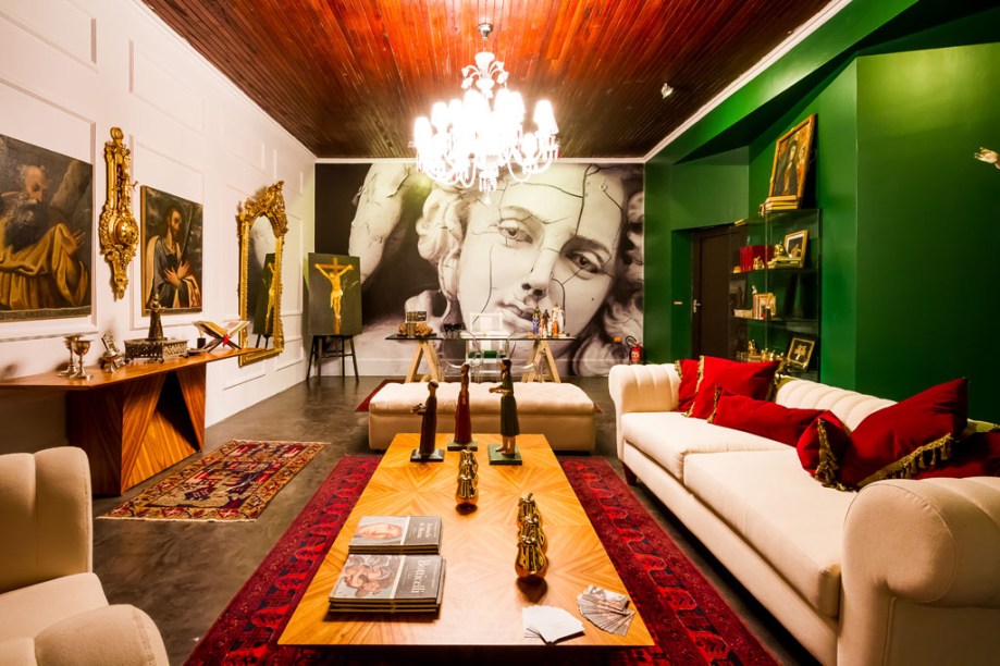 Casa Cor Bolívia 2015: Escritório da Diretora por Helga Prinz – A designer mesclou os estilos clássico, eclético e minimalista para compor o ambiente. Móveis com acabamentos arredondados, nas tonalidades cinza, branco e dourado, complementam a decoração. Diferentes texturas, telas, madeiras, lâminas de ouro e um piso que simula tijolos.