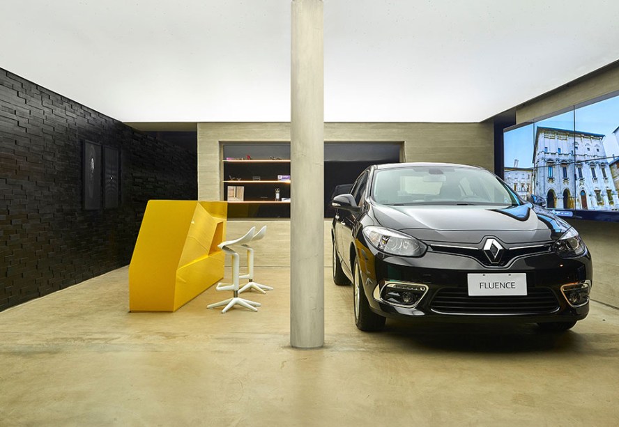 Garagem Renault: Jonathas Valle e Sérgio Viana. O ambiente valoriza o carro em display e a iluminação, pensado como uma verdadeira galeria de exposições. A arquitetura neomoderna, as paredes trabalhadas em concreto e o piso cimentício fazem referência à brasilidade. O teto ganhou tratamento especial e foi iluminado em tensoflex.