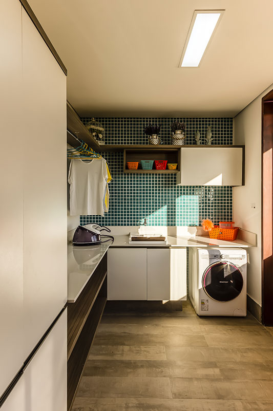 26-casa-cor-campinas-2016-lavanderia Lavanderia - Andreia Paiva. O visual limpo foi garantido com os tampos em quartzo branco e o tanque embutido. Os armários para produtos dispensam puxadores. Uma das paredes foi revestida com pastilhado na cor verde, enquanto a outra ganhou tinta de lousa e virou lugar para recados.