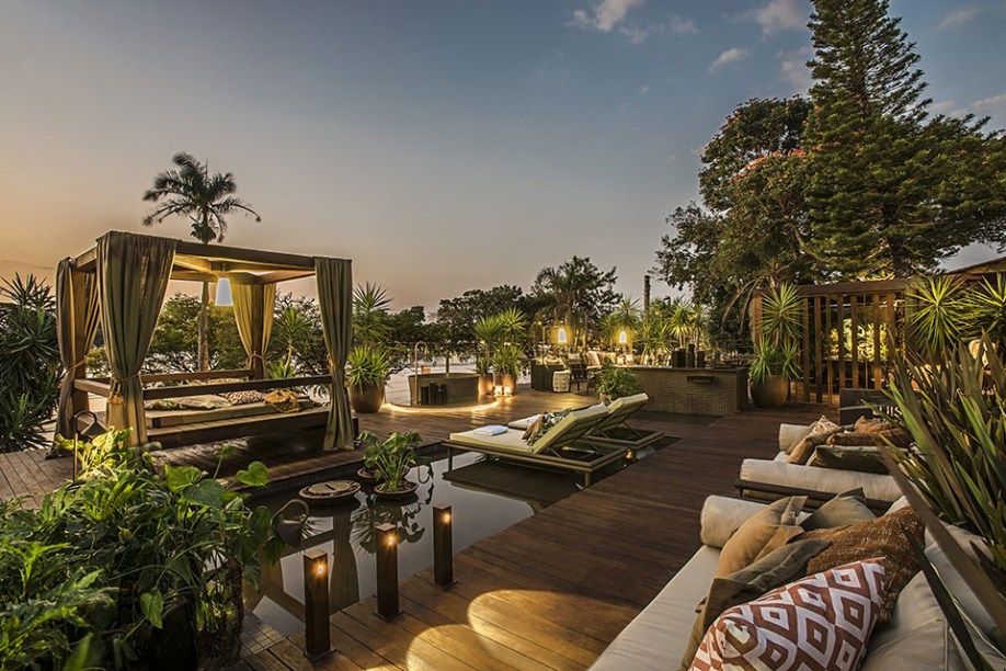 Gazebo e Deck Spa da Lagoa: Luís Fábio Rezende de Araújo. Além de dispor de um espaço com 200 metros quadrados, Luís também contou com a vista privilegiada do principal cartão-postal de Belo Horizonte. A estrutura do gazebo foi construída em madeira Cumaru tonalizada. O SPA privativo pode ser fechado com cortinas de linho. No mobiliário, destaque para as Poltronas Cerello e a seleção de tecidos estampados.