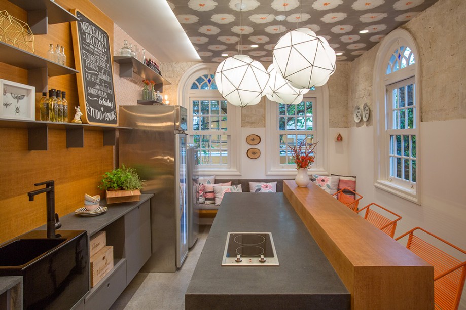 <span>Mercearia da Casa - Paula Neder e Luiza Pedral. O ambiente ocupa a edícula original anexa ao casarão. Algumas paredes descascadas foram mantidas e revelam tijolos maciços. O projeto luminotécnico é de Chean Yok em parceria com Paula, incluindo os pendentes Semai da Dimlux.</span>