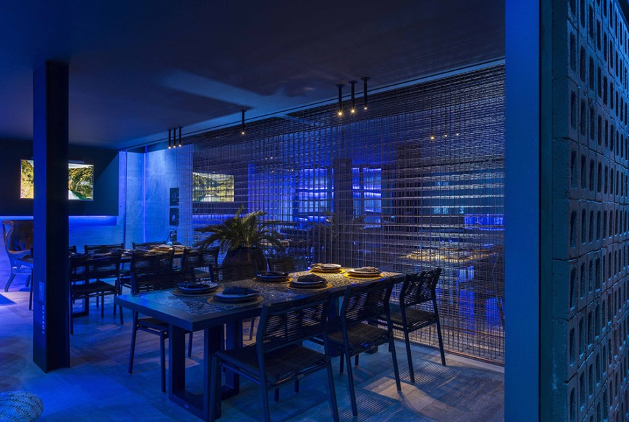 Vinho Bar - Roberto Carril. Das belezas do Cais de Gaia, em Vila Nova de Gaia, Portugal, veio a ideia para o projeto. Com a iluminação, ele foi tingido com o mesmo azul dos azulejos portugueses, que também são aplicados no espaço. Ele inclui mesas de degustação e uma cozinha funcional. Ao combinar estes elementos, peças de acervo pessoal e materiais como tijolos e vergalhões, o arquiteto propõe um estilo industrial desconstruído.