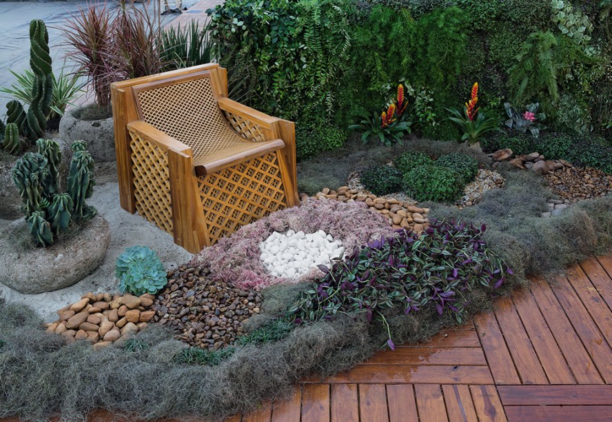 Jardim Lounge - Judith Pottecher. A tapeçaria vegetal imaginada pela designer mistura suculentas, cactos e musgos a elementos naturais. Em destaque, a poltrona do artista Rodrigo Almeida, com intervertes vegetais que a transforma em elemento vivo.