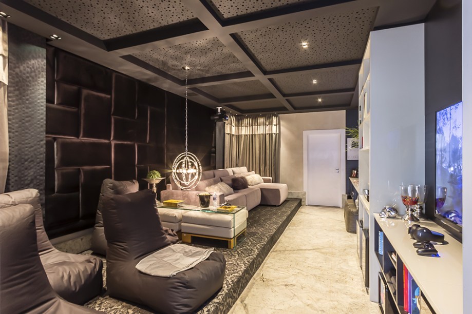 CASA COR CAMPINAS 2016. Home Cinema e Game Room - Ines Scisci e Adriana Beluomini. Materiais e móveis luxuosos conferem glamour, mas o uso diário faz do espaço um lugar despojado. Assentos variados permitem se acomodar como preferir, aproveitando ao máximo a extensão do espaço.