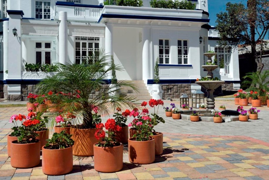 Plaza Colonial - María Cristina Gallegos-Anda e María Florencia Gándara. O pátio da casa ganhou as cores das flores e folhagens, distribuídas em vasos de cerâmica na cor terracota. Essa organização criou pequenos ambientes no amplo pátio e valorizou elementos existentes, como a fonte d’água.