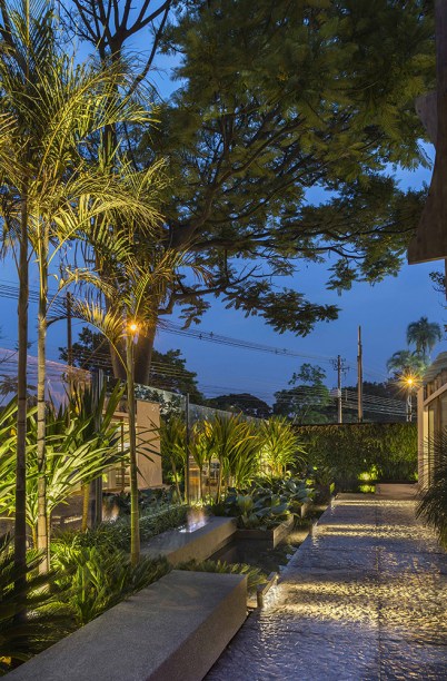 CASACOR São Paulo 2016. Jardim Café - Mara Rubia. Com 141m², o espaço celebra a água, a terra, o fogo e o ar. A iluminação destaca os principais elementos, sendo um deles a lareira ecológica revestida em mármore polido e fragmentos de rochas ornamentais.