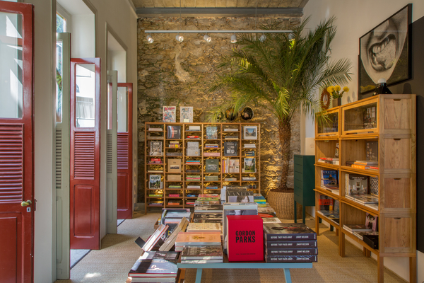 Sala de Leitura - Bel Lobo, Bob Neri e Mariana Travassos. A liberdade é citada nos móveis soltos, sem muitas regras. Os tons são neutros, passando pela madeira clara e crua do pinus, o preto, o cinza e o branco, pontuados com algum colorido. Quase todas as peças são lançamentos da própria m.o.o.c, a marca de móveis criada por Bel Lobo: estantes, mesas, bancos, banquinhos, escrivaninha e gaveteiros.