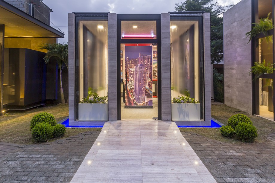 CASACOR Paraíba 2016. Florida Room – Julye Pinheiro e Ianapaula Oliveira. Este office moderno e tecnológico se desenvolve em uma caixa de vidro com cortinas de água. No interior, prevalecem as cores da bandeira norteamericana, em um espaço que permite visitar a Flórida utilizando realidade virtual.