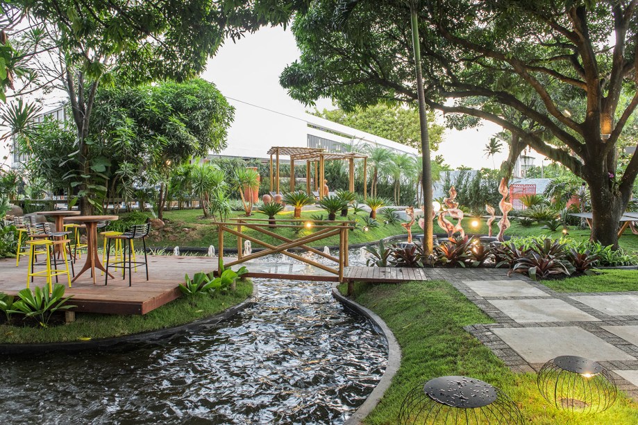 CASACOR Paraíba 2016. Jardim Burle Marx – Patrícia Lago e Heignne Jardim. Para preservar e valorizar o traço de um dos maiores paisagistas do século 20, foram inseridos elementos para guiar o olhar do visitante pela vegetação tropical. Áreas de relaxamento com móveis contemporâneos, jardins verticais e espelho d’água reforçam o intimismo e a brasilidade.