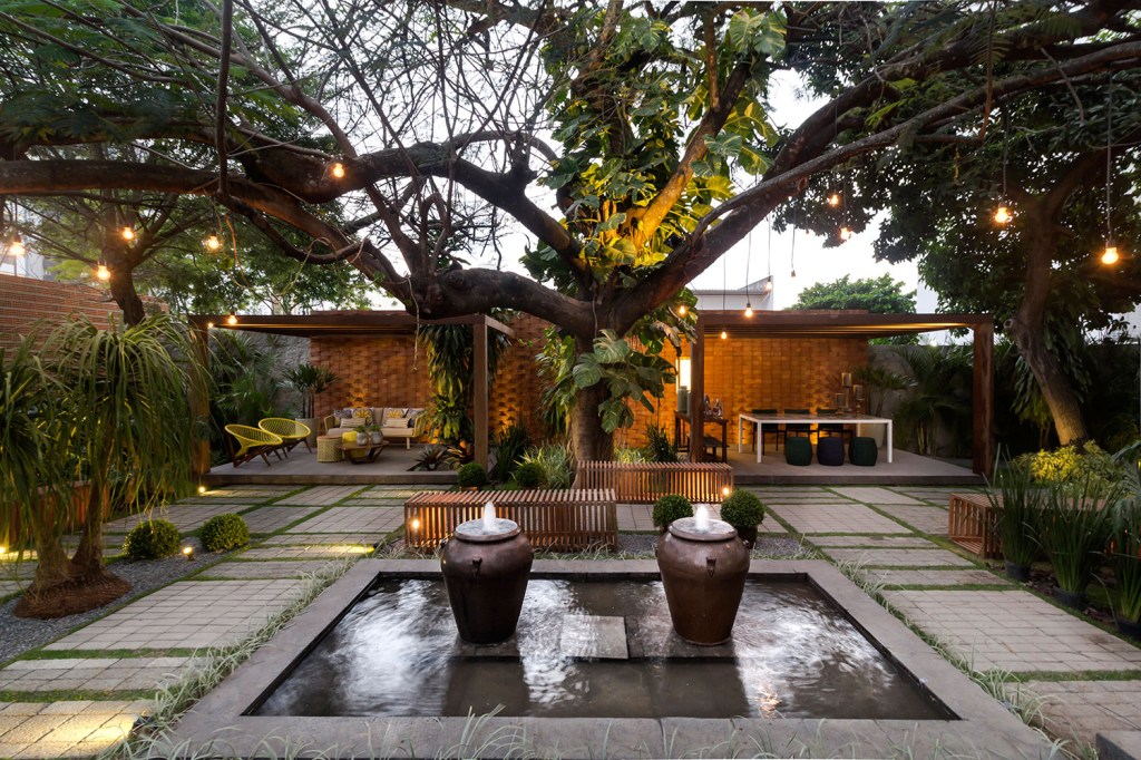 13-casacor-2016-jardins CASACOR Paraíba 2016. Jardim do Flamboyant – Aldemar Maciel, Odair Tavares e Rodolfo Cruz. Convivência e interação são palavras-chave no projeto, que tira partido da vegetação existente. Bancos em madeira, peças em corda e um mix de revestimentos cerâmicos criam um cenário aconchegante em tons neutros. O piso original foi substituído por placas que drenam a água. Para finalizar, obras do artista visual Chico Ferreira.
