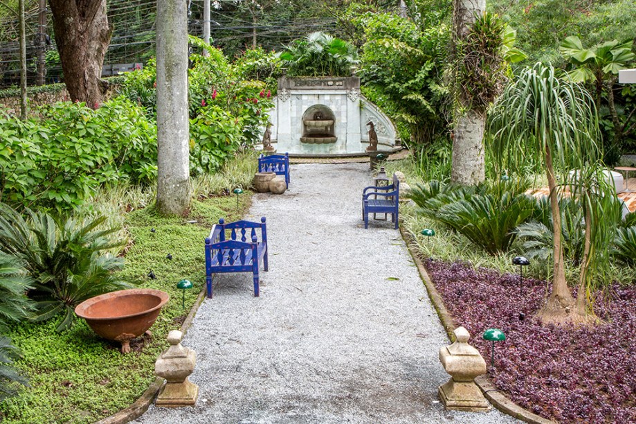 CASACOR Rio de Janeiro 2016. Jardim da Fonte - Daniela Infante. Diante da entrada principal do casarão, um dos xodós da família Rocha Miranda: o jardim projetado para eles por Roberto Burle Marx. O espaço é para contemplar, sentar e admirar - por isso, ela distribui bancos e cadeiras da Arteiro.