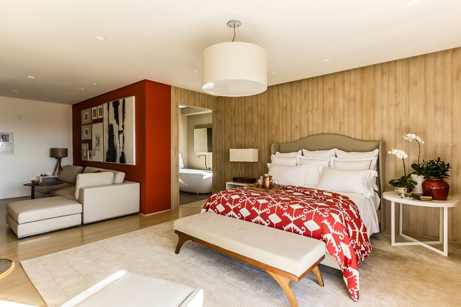CASACOR Campinas 2016. Suíte Master - Renata Herrmann. Tons de marrom, coral, off white e cobre aquecem e contracenam com o mobiliário de linhas retas. As paredes foram revestidas em madeira, em favor de um ambiente ainda mais aconchegante.
