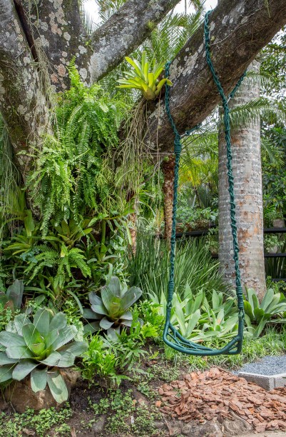 <span>CASACOR Rio de Janeiro 2016. Jardim Recanto do Lago - Anna Luiza Rothier. Quando conheceu os jardins tropicais de Burle Marx, Anna Luiza Rothier se encantou com as formas irregulares dos canteiros, com espécies que conhecia desde criança. Aqui, ela se sentiu em casa e inseriu uma grande mesa que apoia a churrasqueira, entre outros móveis da Tidelli, como as poltronas Veleiro em alumínio e corda verde musgo, de Luciano Madelli.</span>