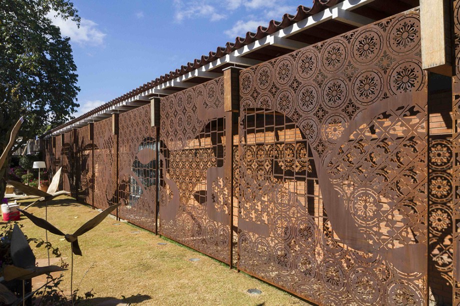 <span>CASACOR Minas Gerais 2016. Fachada e Jardim de Saída - Paulo Pontes. O painel em aço corten, de 30m x 3m, tem concepção do artista Léo Arruda. A intervenção delicada não esconde a fachada original da casa, de 1969.</span>