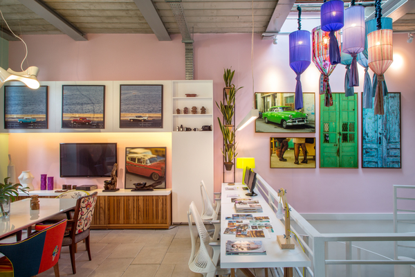 Home office da Fotógrafa - Pedro Paranaguá. Este ambiente colorido e romântico abriga moradia e espaço de trabalho de uma jovem antenada, com office, closet, cozinha com mesa de jantar (que também pode ser usada para reuniões) e estar, distribuídos em 86m². A circulação foi transformada em galeria para as fotos de Maritza Caneca.