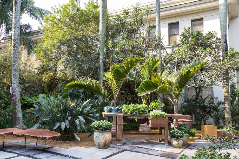 CASACOR São Paulo 2016. Jardim da Recepção - Maria Lucia e Felipe Alalou. A dupla brinca com o tamanho de plantas mais altas e vegetações rasteiras, integrando novos elementos ao vasto verde existente no local. O piso integra os espaços e intercala pedras em tons de cinza claro e escuro, acompanhadas por kalanchoes.