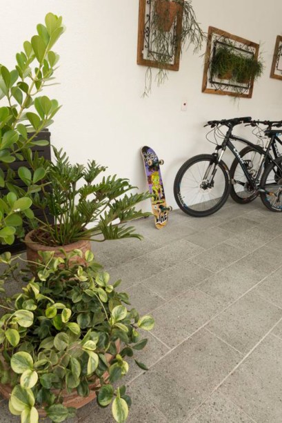 A linha de pisos de concreto arquitetônico Crystalli Modular, da Castelatto, foi desenvolvida para áreas externas de tráfego intenso, como calçadas, garagens ou caminhos de acesso com muita leveza, resistência e durabilidade.