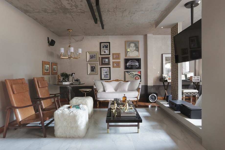 Loft do Jornalista – Anapaula Reiter. Para traduzir o dia a dia de um homem moderno e seu estilo urbano, a opção da profissional foi preservar o concreto aparente da casa. O contraste se dá com as placas de porcelanato polido, enquanto o piso em madeira aquece e equilibra a composição.