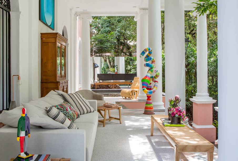 09-casacor-2016-ambientes-coloridos CASACOR Rio de Janeiro 2016. Varanda - Maurício Nóbrega. Em formato de L, a varanda-spa com piscina segue pela lateral direita da casa. Com ducha e um deck, sintetiza o estilo de morar do carioca e atualiza o uso de uma construção tradicional. O lounge com sofá e poltronas Interni e Tidelli privilegia tons suaves, com interferências de cores nas almofadas e na obra de arte.