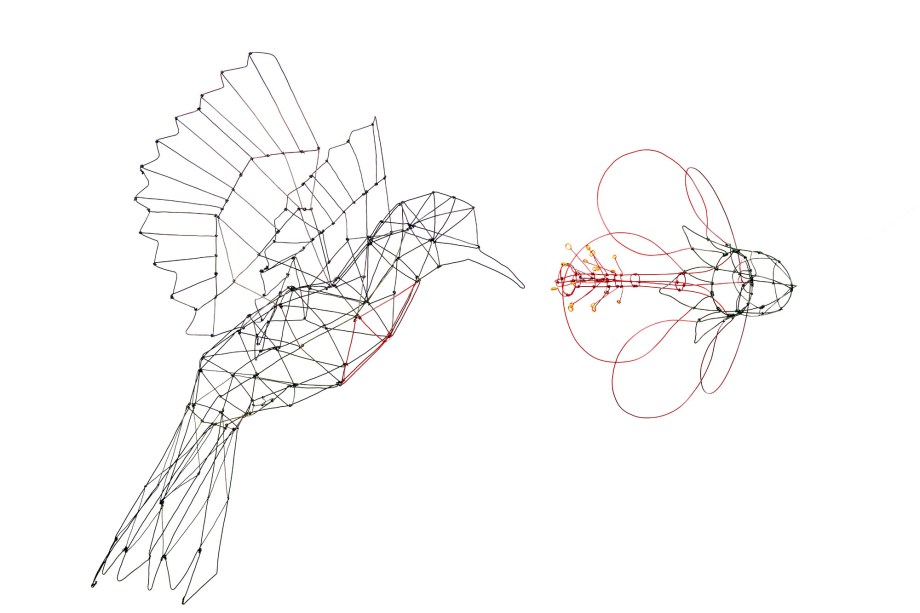 Cada peça reproduz  um desenho exato, com traços essenciais, livre de excessos, em contraste com uma leveza quase etérea. As esculturas vazadas convidam o visitante a deter-se nos detalhes da geometria perfeita.