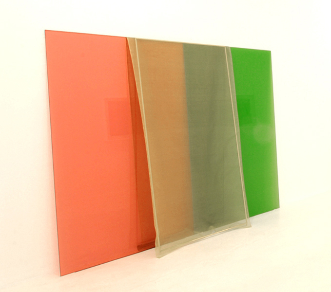 Coletiva na galeria Raquel Arnauld reflete sobre a matéria da cor