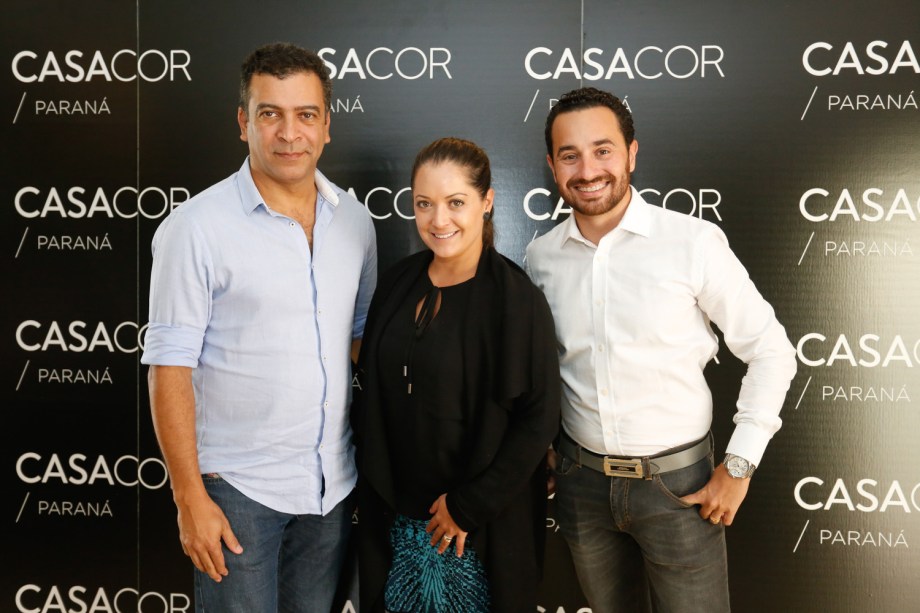 Pedro Ariel e os arquitetos Gisela Miró e Rafael Carvalho