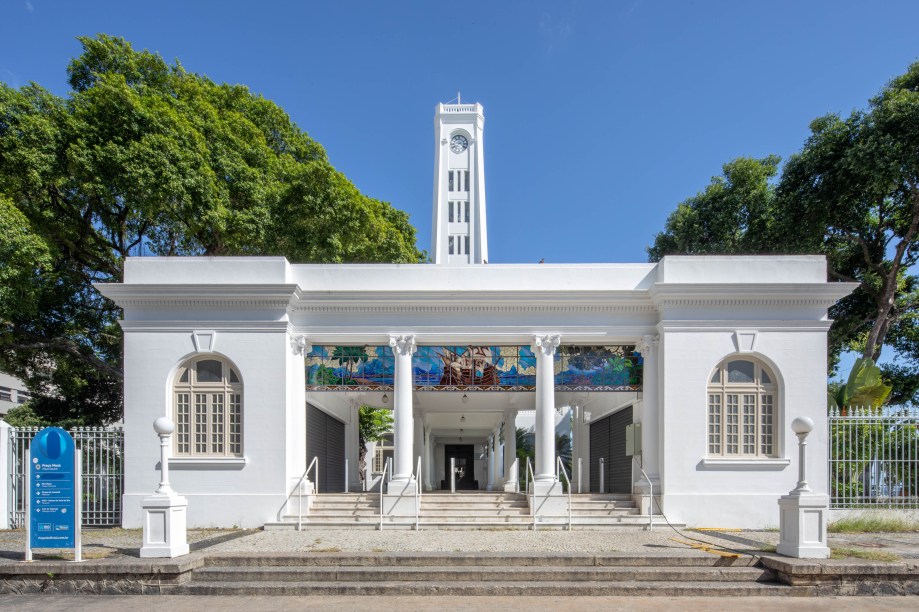 CASACOR Rio de Janeiro 2019. Escondido desde a década de 1950 pela Perimetral, o edifício Touring pôde voltar a ser apreciado com a renovação da Praça Mauá e a 29ª edição da CASACOR Rio. Assinado pelo francês Joseph Gire e inaugurado em outubro de 1928, o imóvel abrigou pavilhão de acesso, bilheteria e o armazém de bagagens com três pavimentos. A partir de janeiro de 1929, passou a contar também com um bureau do Touring Clube, o que acabou por nomear o edifício. Até a década de 1940, foi esse prédio que recebeu os viajantes que chegavam ao Rio. Fossem estadistas, artistas, imigrantes, trabalhadores, todos passaram por aqui. Os mais ricos tinham à disposição uma jardineira que atravessava a cidade na grande avenida à beira mar que ligava o Centro a Copacabana (e ao Copacabana Palace).