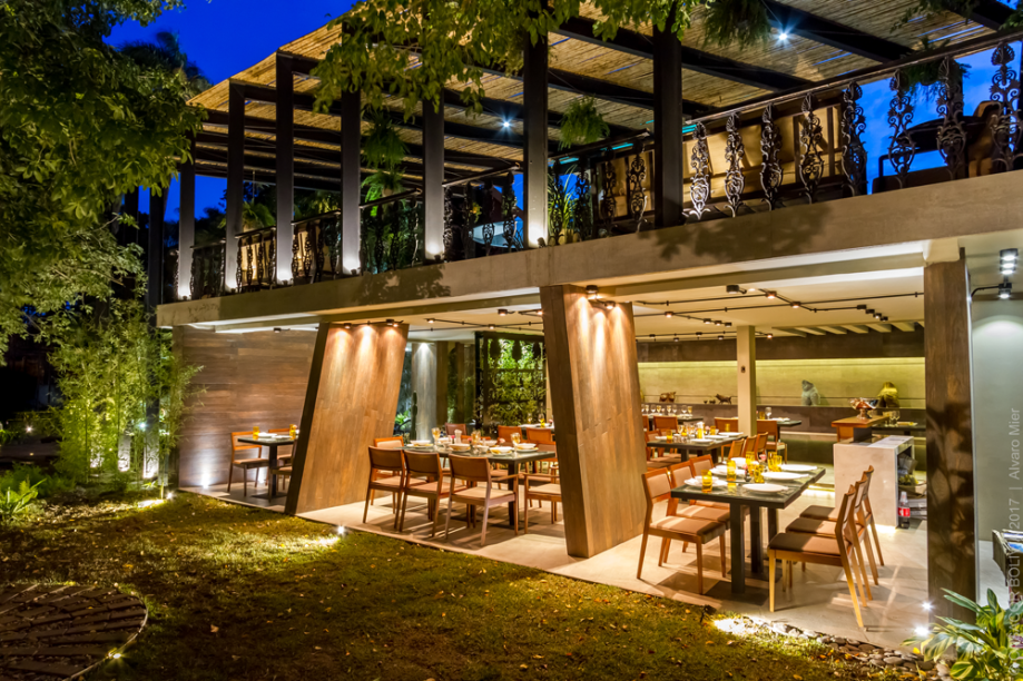 RESTAURANTE - CARLOS A. PAREJAS E MARCELO PAREJAS. Esculturas de Juan Bustillos, a culinária da chef Nicole Wille e a própria arquitetura são manifestações de arte no projeto. O espaço compartilha as belezas naturais do jardim e é valorizado por materiais importados, como piso e azulejos vindos do Brasil, Emirados Árabes e Itália.