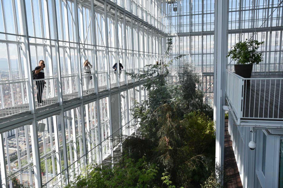 Paredão de vidro que permite a entrada de luz natural, um dos fatores que garante a sustentabilidade do lugar