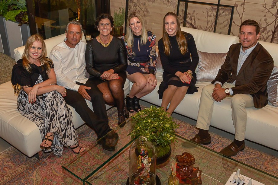 Cleo Osaida da VEKA, Luiz e Francis Bernardo, Juliana Jagelski, Joana Lunelli e Rodrigo Fontana da VEKA Brasil