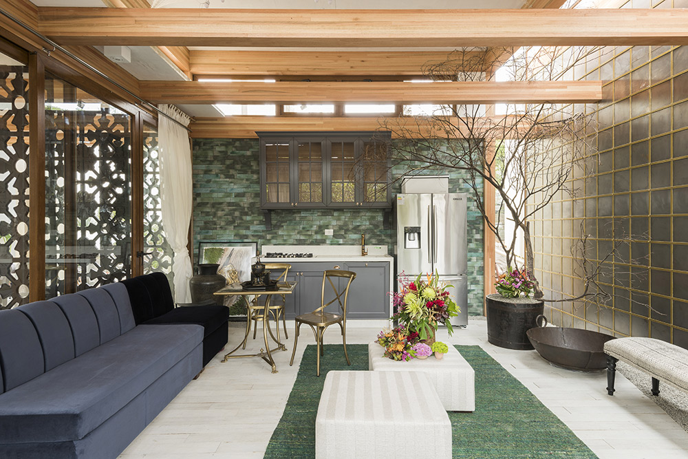 Mariana-Crego—ft-Renato-Navarro-casacor-sao-paulo-2017 Mariana Crego - Casa Sustentável. As construções de madeira da Tailândia inspiram o projeto, erguido com um método que simplifica montagem e desmontagem. A sustentabilidade é valorizada em painéis fotovoltaicos que captam luz solar e geram energia, no reúso de água da chuva e no revestimento na cozinha, que reaproveita lâmpadas fluorescentes.