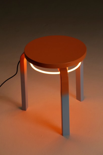 A energia dos raios solares foi a inspiração para a criação de Ale Mazzarolo: "Em tempos difíceis nada como o brilho do sol para trazer um sopro de otimismo, cor e luz, e para customizar a icônica Stool 60 me inspirei em um lindo dia de céu azul e ensolarado”, conta.