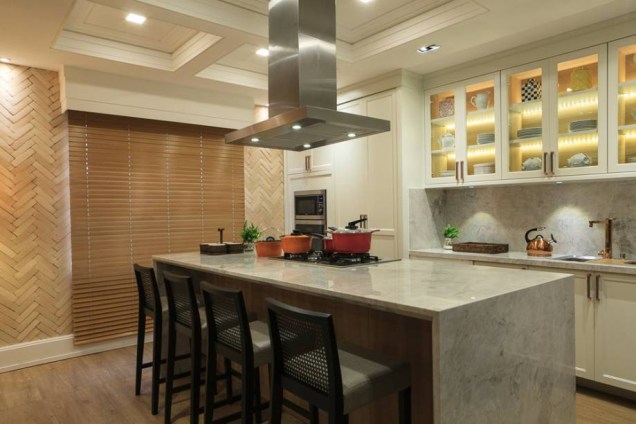 <span>Cozinha - Christian e Richard Schonhofen. Com 22m², é onde todos se encontram na casa, ao redor da ilha em mármore Pagliarino. A frieza do material é compensada pelo piso vinílico no chão e pelo revestimento em espinha de peixe nas paredes. Repare ainda na iluminação em LED dos armários, que deixam tudo à vista.</span> <span>Cozinha - Christian e Richard Schonhofen. Com 22m², é onde todos se encontram na casa, ao redor da ilha em mármore Pagliarino. A frieza do material é compensada pelo piso vinílico no chão e pelo revestimento em espinha de peixe nas paredes. Repare ainda na iluminação em LED dos armários, que deixam tudo à vista.</span>