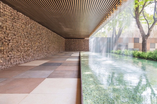 CASACOR São Paulo 2017 - Alex Hanazaki. O paisagista ressignificou os produtos Deca, criando obras de arte a partir de chuveiros, bacias, cubas e torneiras em um jardim de 1000 m². CASACOR São Paulo 2017 - Alex Hanazaki. O paisagista ressignificou os produtos Deca, criando obras de arte a partir de chuveiros, bacias, cubas e torneiras em um jardim de 1000 m².