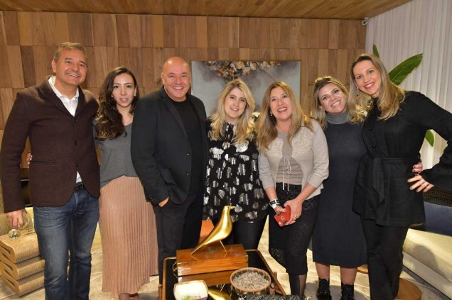 <span>Olegário de Sá e Gil Cioni entre as Digitais Influencers </span><span>Nathália Candelária</span><span>,</span><span> Jessica Adan, Carmem Alvim, Giselle Martos e Marina Cimerman</span> <span>Olegário de Sá e Gil Cioni entre as Digitais Influencers </span><span>Nathália Candelária</span><span>,</span><span> Jessica Adan, Carmem Alvim, Giselle Martos e Marina Cimerman</span>